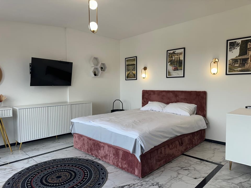 Bed, TV and multimedia, Photo of the whole room, Bedroom