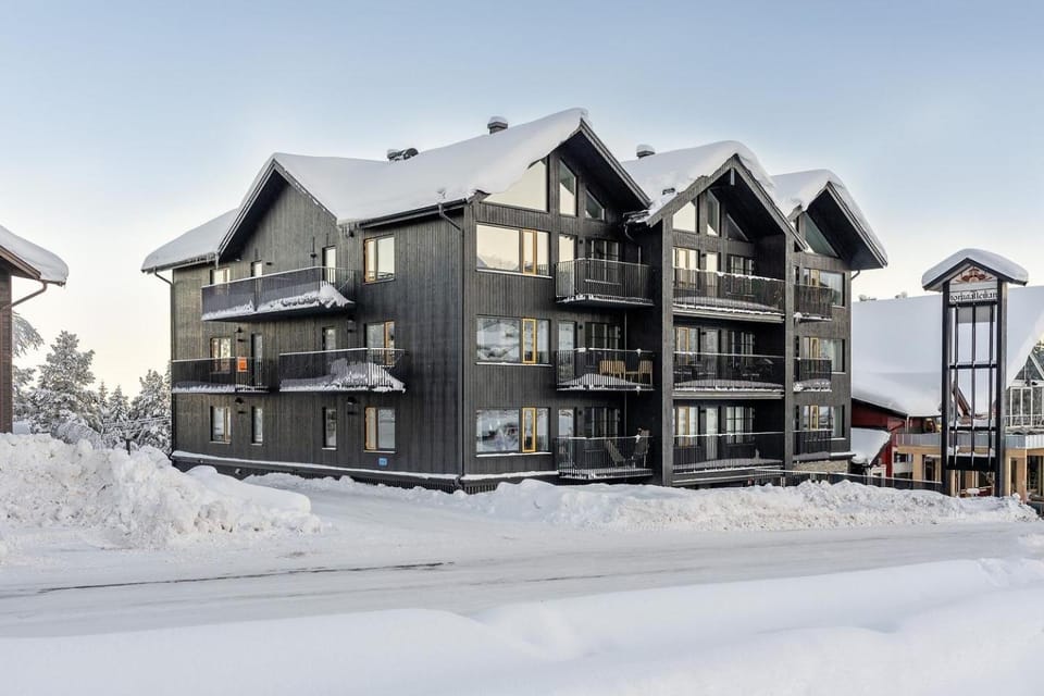 Property building, Day, Neighbourhood, Natural landscape, Winter, Street view