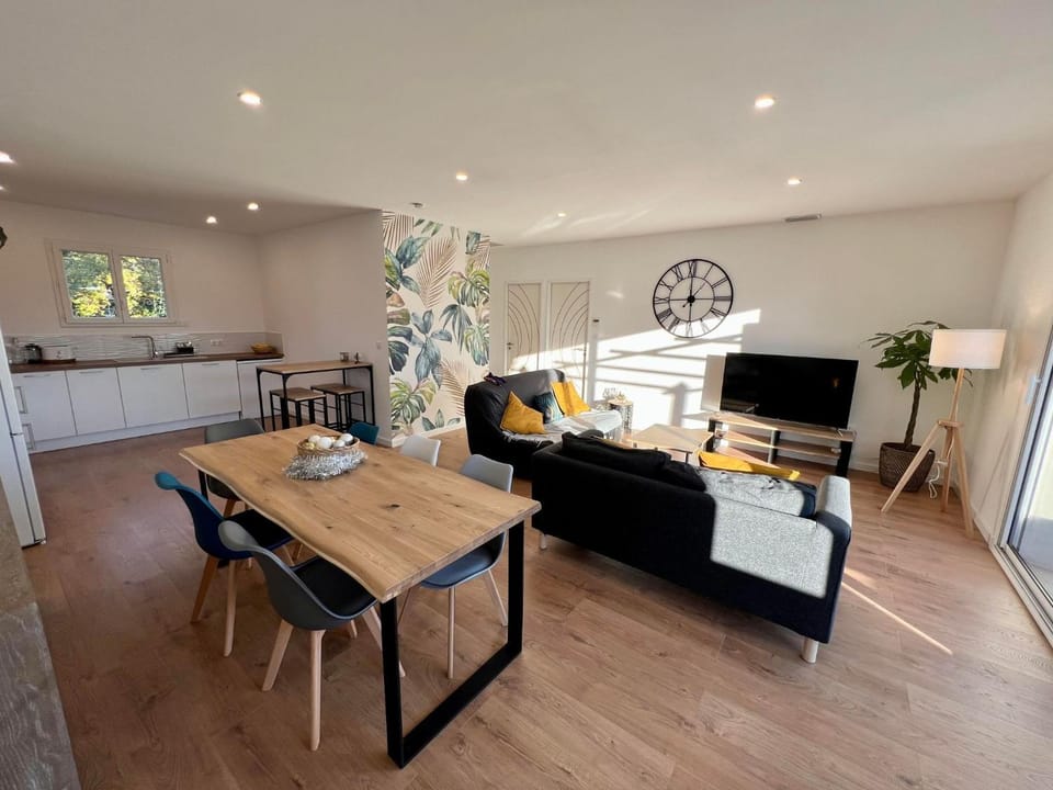 TV and multimedia, Dining area