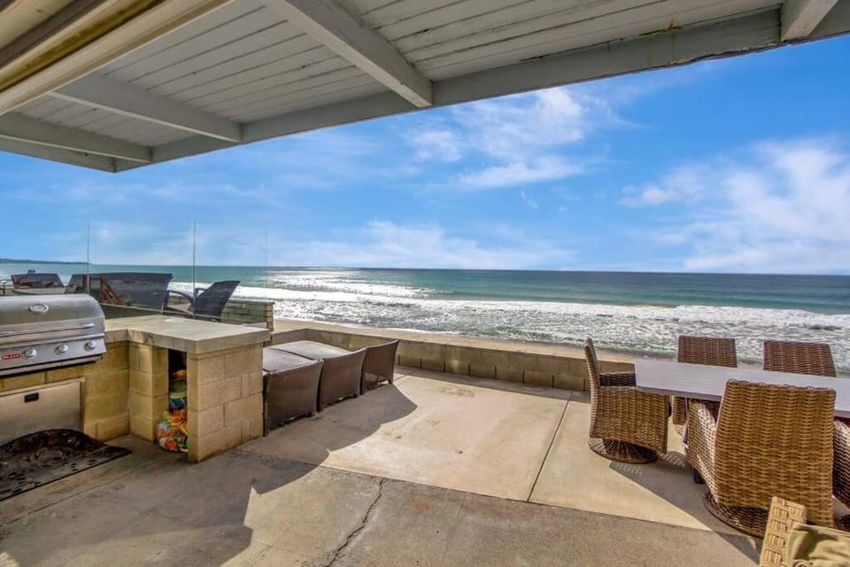 ON THE SAND!! Private Beach! OCEAN FRONT HOT TUB!! House in Capistrano Beach
