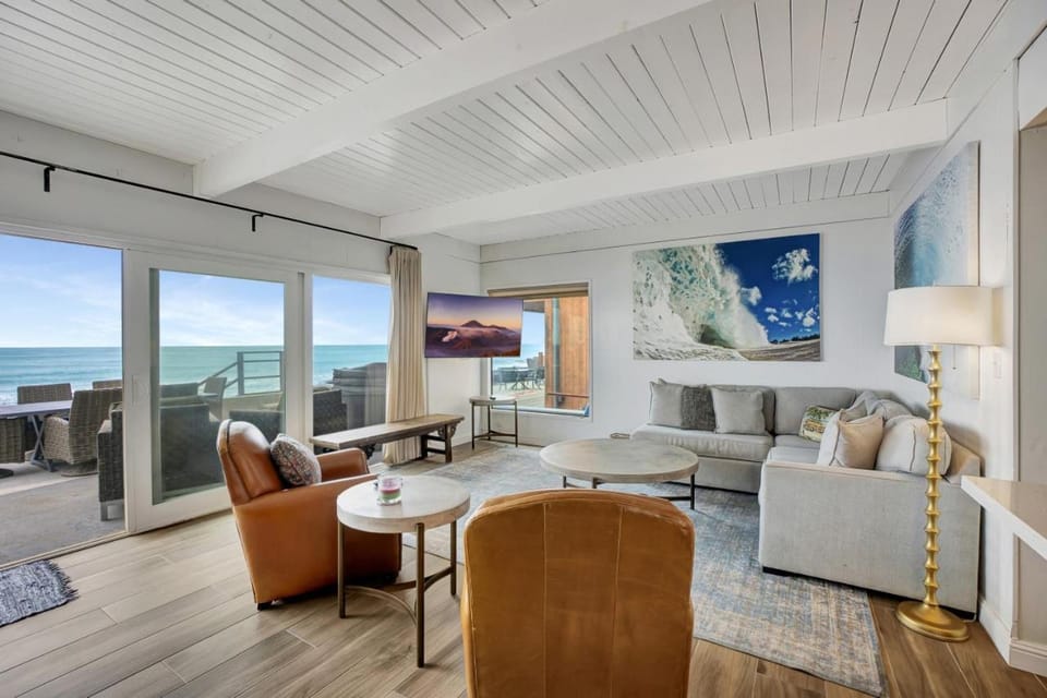 ON THE SAND!! Private Beach! OCEAN FRONT HOT TUB!! House in Capistrano Beach
