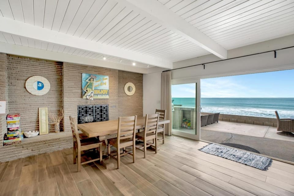 ON THE SAND!! Private Beach! OCEAN FRONT HOT TUB!! House in Capistrano Beach