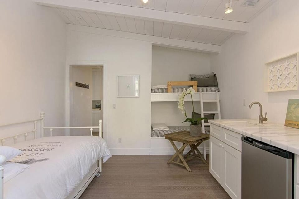 Ocean Views, Across The Street From Beach, Private Patio Apartment in Carlsbad