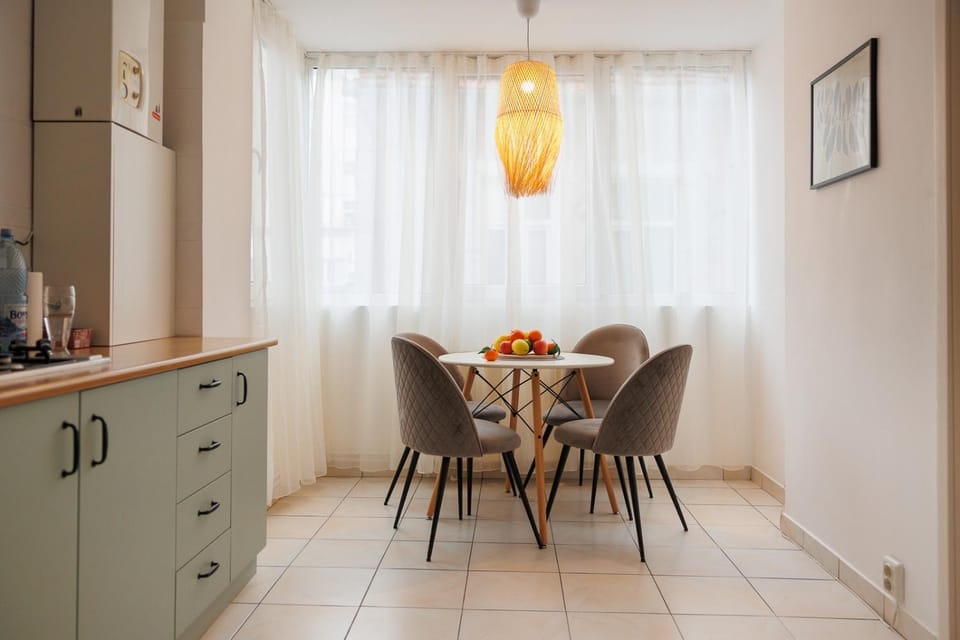 Kitchen or kitchenette, Living room, Seating area, Dining area