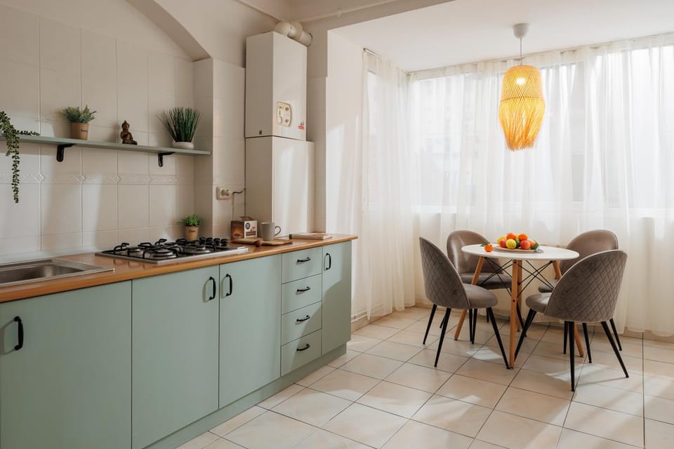 Coffee/tea facilities, Kitchen or kitchenette, Dining area, stove