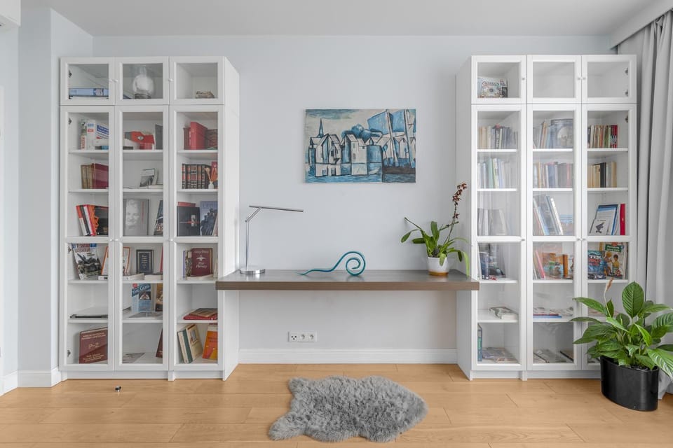 Photo of the whole room, Bedroom, wardrobe