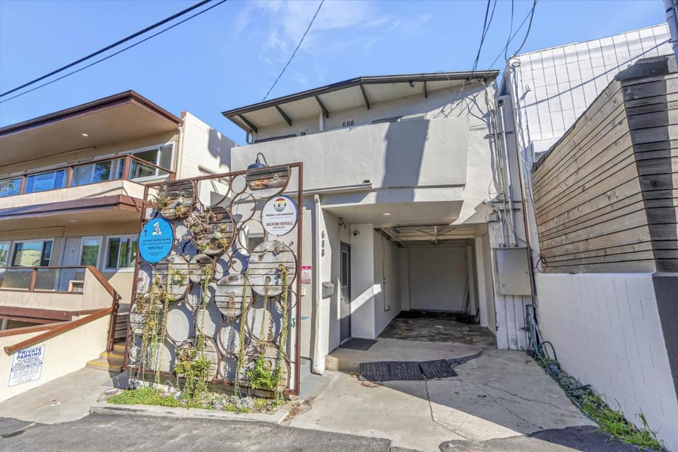 Village District! Cleo Beach! 5 Min Walk to DTWN! House in Laguna Beach