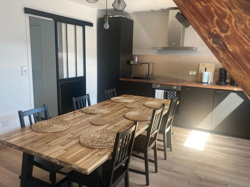 Coffee/tea facilities, Kitchen or kitchenette, Dining area, pet friendly, stove