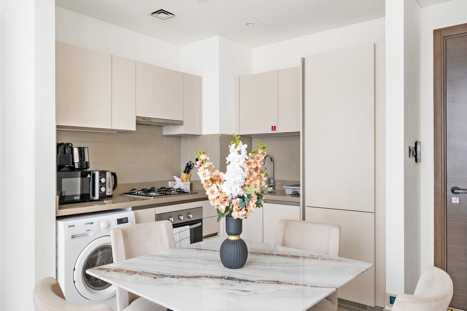 Coffee/tea facilities, Kitchen or kitchenette, Dining area, oven, stove, toaster