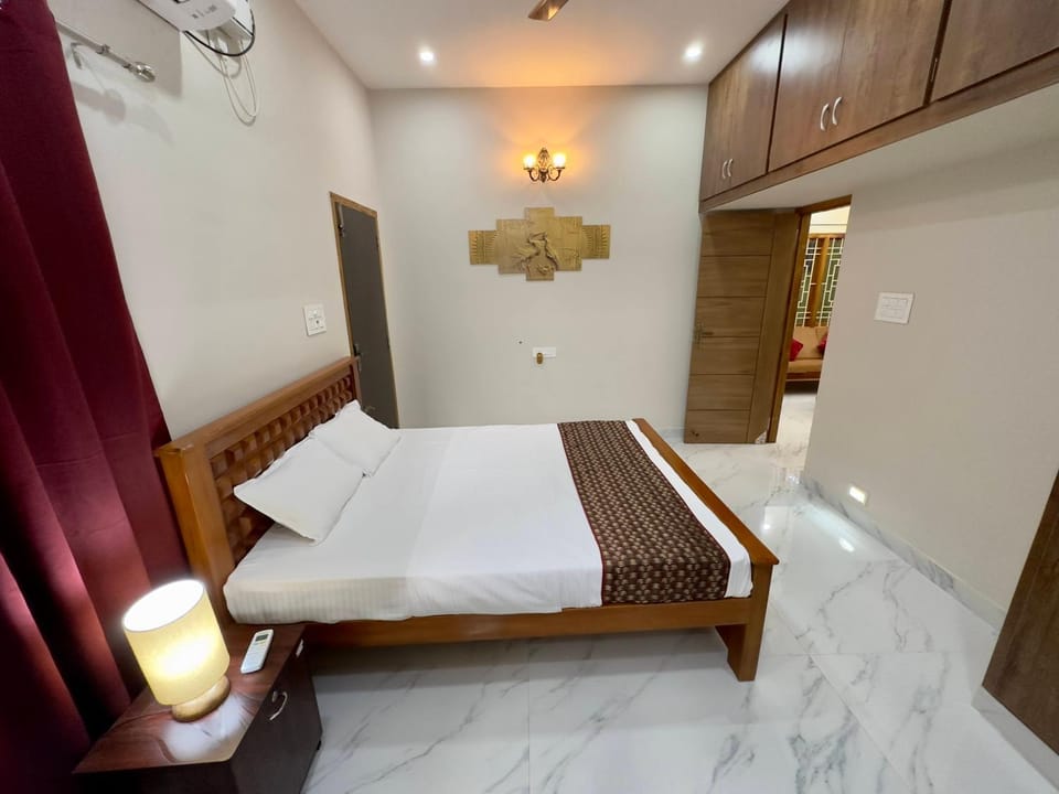 Photo of the whole room, Bedroom