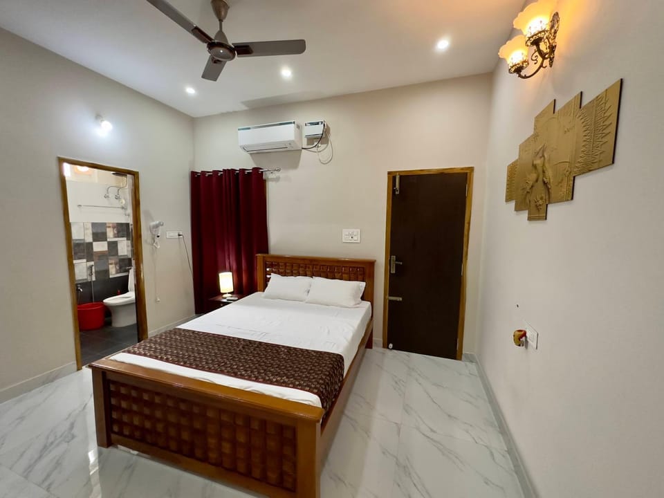 Photo of the whole room, Bedroom, air conditioner