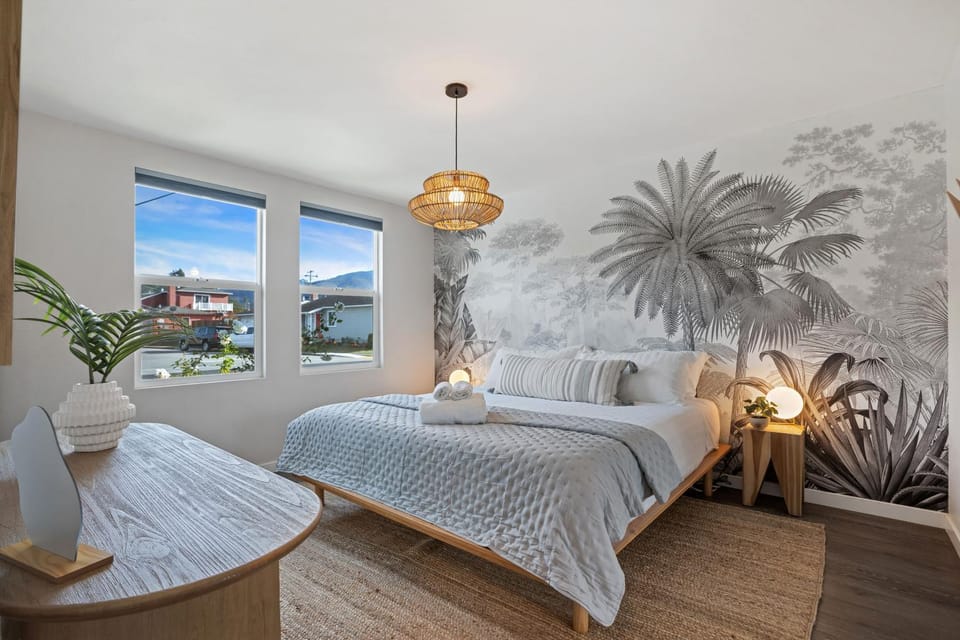 Photo of the whole room, Bedroom, Mountain view