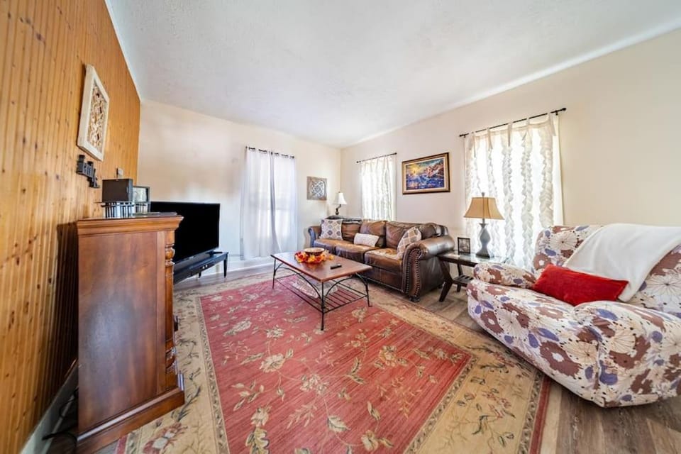 Cottage in the Falls, 3 b, 2 bath, fireplace House in Cuyahoga Falls