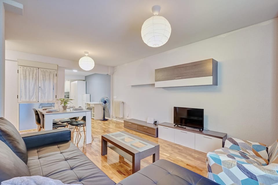 TV and multimedia, Living room, Seating area, Dining area