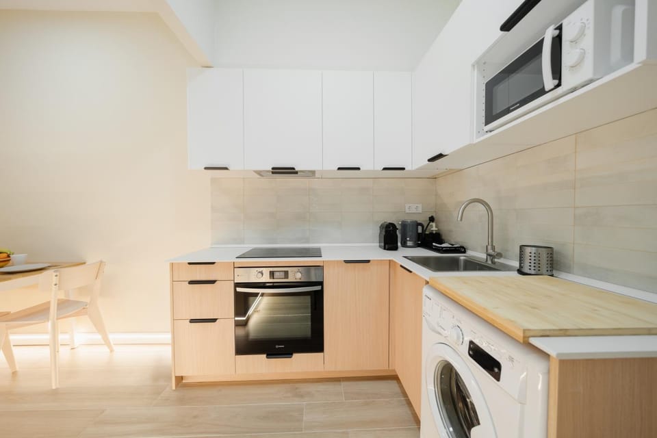 Kitchen or kitchenette, dishwasher, oven, toaster