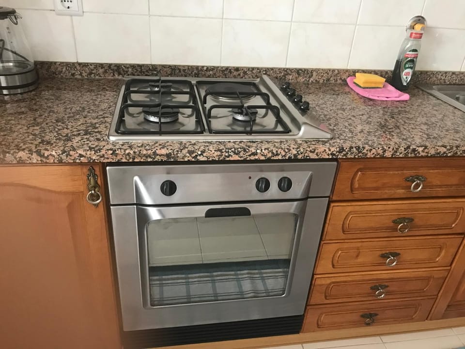 Kitchen or kitchenette, pet friendly, stove