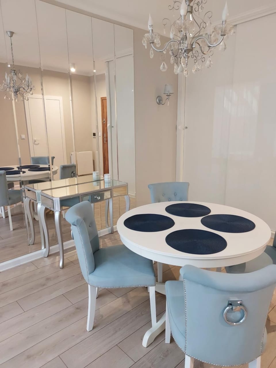 Seating area, Dining area