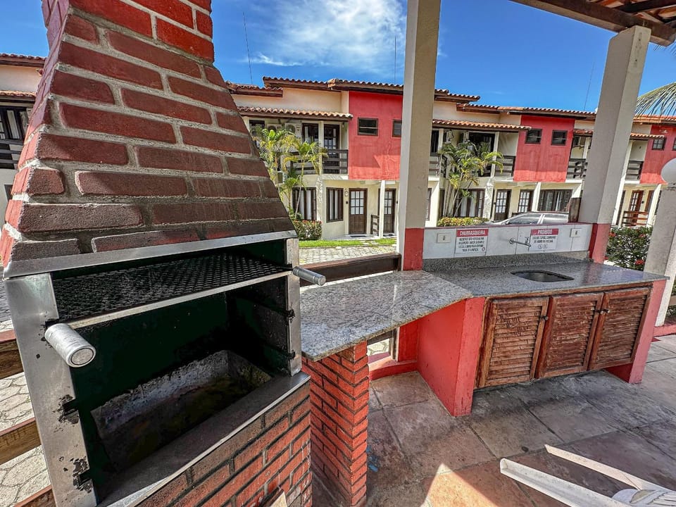 Casas no Residencial Mont Sinai com 2 ou 3 suítes (todas com ar), internet privativa 300MBPS a aproximadamento 250m da Praia de Taperapuã, condomínio com piscinas adulto e infantil, sauna, churrasqueiras e Segurança 24hrs. House in State of Bahia