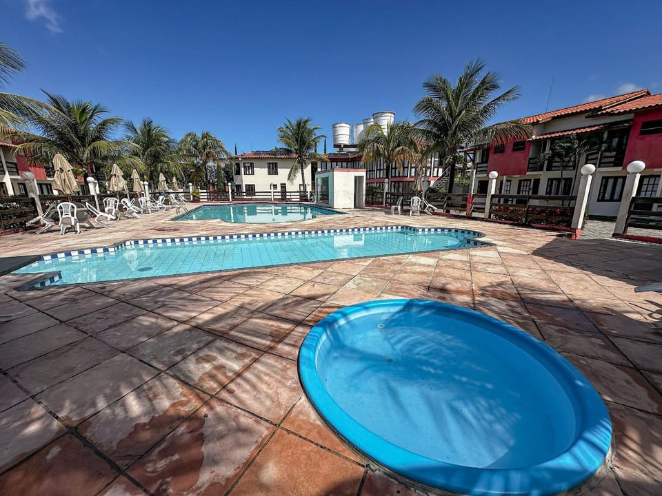 Casas no Residencial Mont Sinai com 2 ou 3 suítes (todas com ar), internet privativa 300MBPS a aproximadamento 250m da Praia de Taperapuã, condomínio com piscinas adulto e infantil, sauna, churrasqueiras e Segurança 24hrs. House in State of Bahia