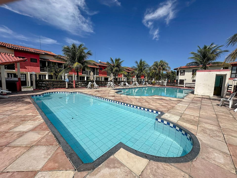 Casas no Residencial Mont Sinai com 2 ou 3 suítes (todas com ar), internet privativa 300MBPS a aproximadamento 250m da Praia de Taperapuã, condomínio com piscinas adulto e infantil, sauna, churrasqueiras e Segurança 24hrs. House in State of Bahia