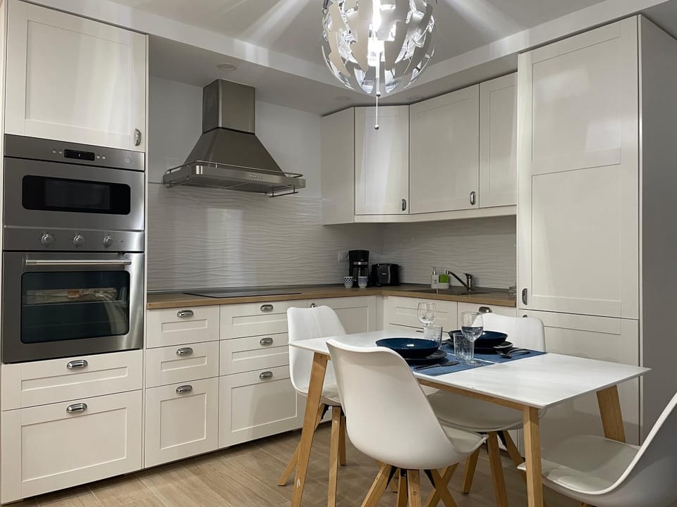 Kitchen or kitchenette, Dining area, oven, stove