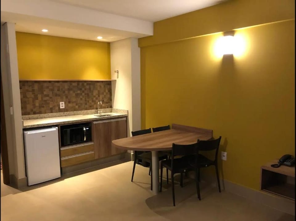 Kitchen or kitchenette, Dining area, microwave, minibar