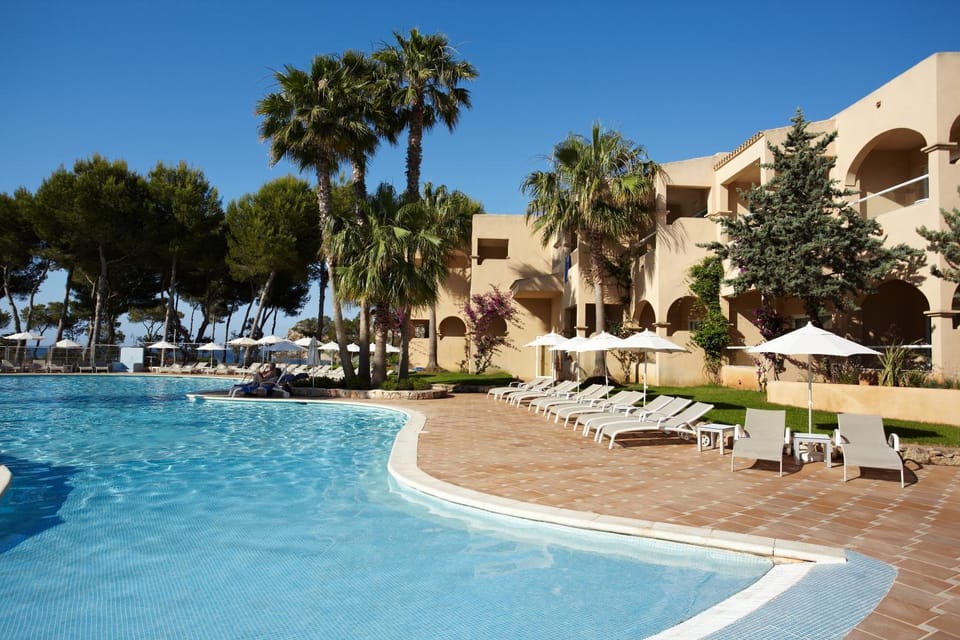 Property building, Day, Swimming pool, Swimming pool