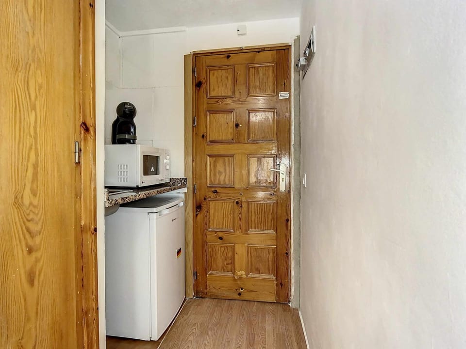 Kitchen or kitchenette, minibar
