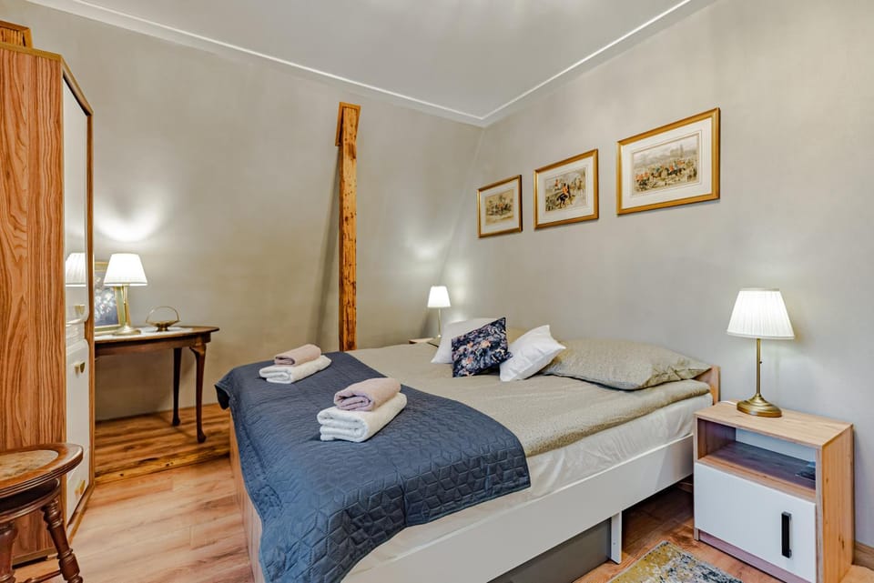 Bed, Photo of the whole room, Decorative detail, Bedroom, towels, wardrobe