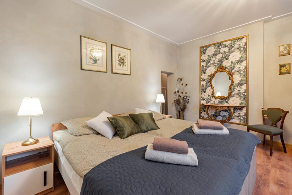 Bed, Photo of the whole room, Decorative detail, Seating area, Bedroom, towels