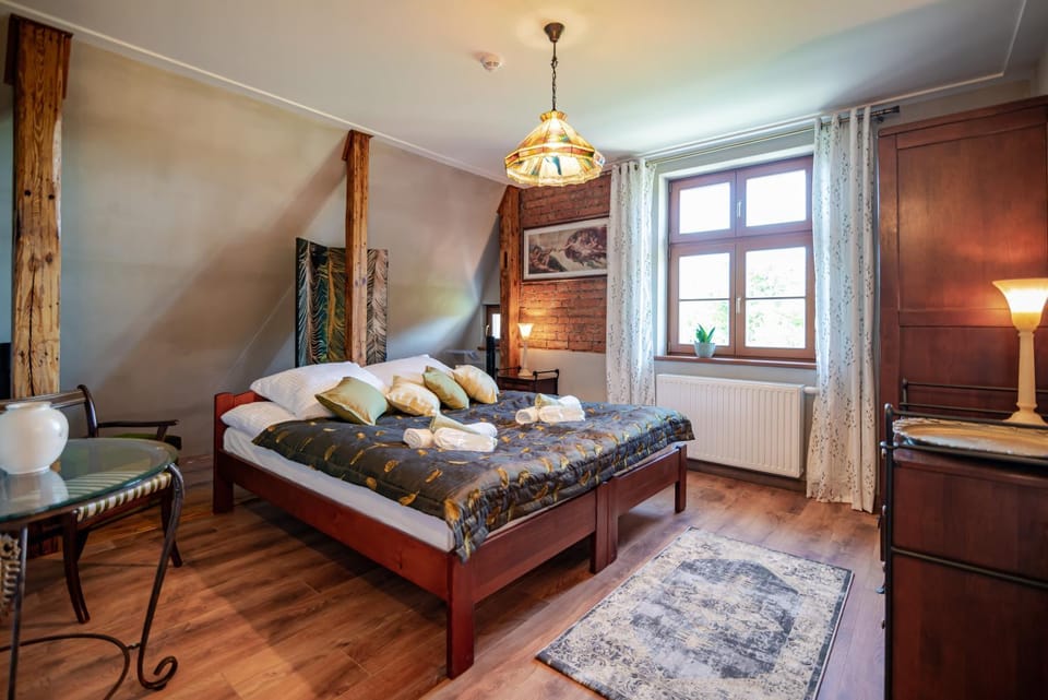Bed, Photo of the whole room, Decorative detail, Seating area, Bedroom