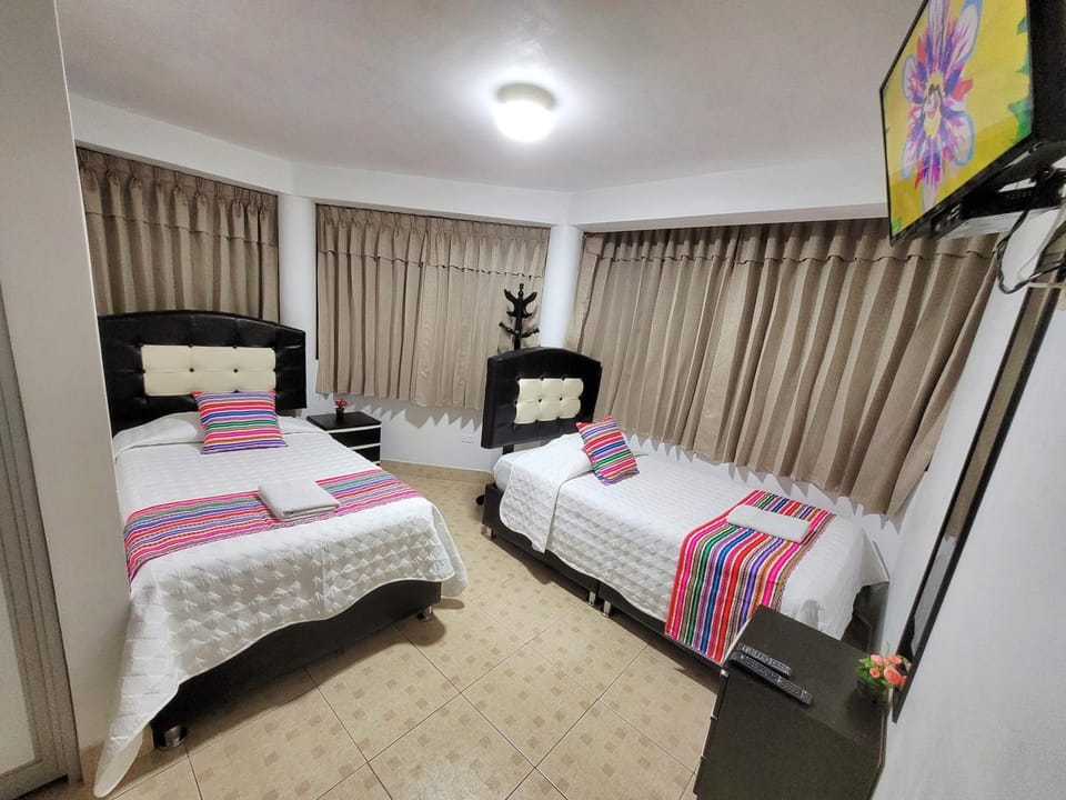 Bed, TV and multimedia, Photo of the whole room, Bedroom