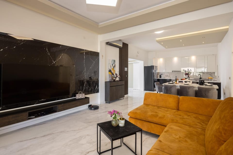 TV and multimedia, Kitchen or kitchenette, Living room, Seating area, Dining area