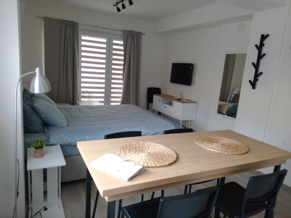 Bed, TV and multimedia, Photo of the whole room