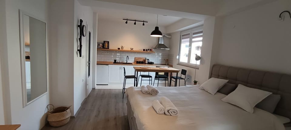 Bed, Kitchen or kitchenette, Dining area, Bedroom