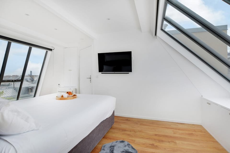 Bed, TV and multimedia, Photo of the whole room