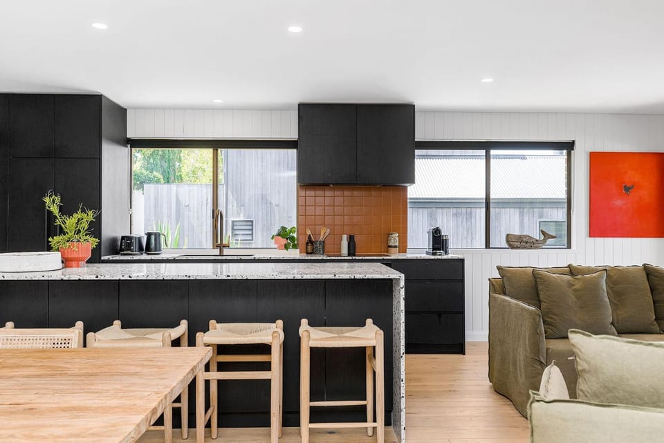 Kitchen or kitchenette, Dining area, minibar, stove