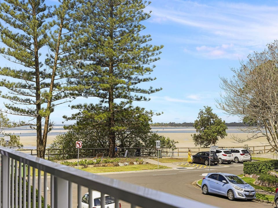 Nelson Point Unit 2 Golden Beach QLD House in Golden Beach