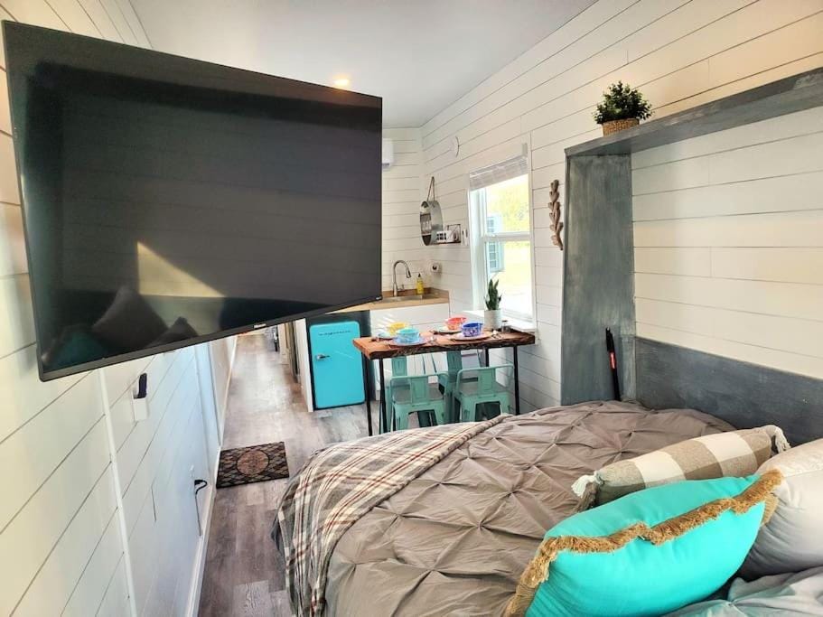 TCR @ 290 Wine Trail #11 - New 40' unit sleeps 4! House in Rio Grande