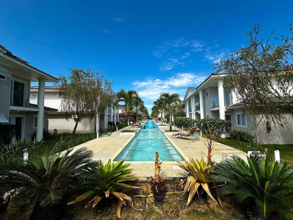 Casa toda climatizada com 2 suítes, gourmet privativo e internet 300MBPS no Residencial Monte das Oliveiras em Arraial D'Ajuda , condomínio com piscinas, sauna e portaria 24hrs. House in State of Bahia