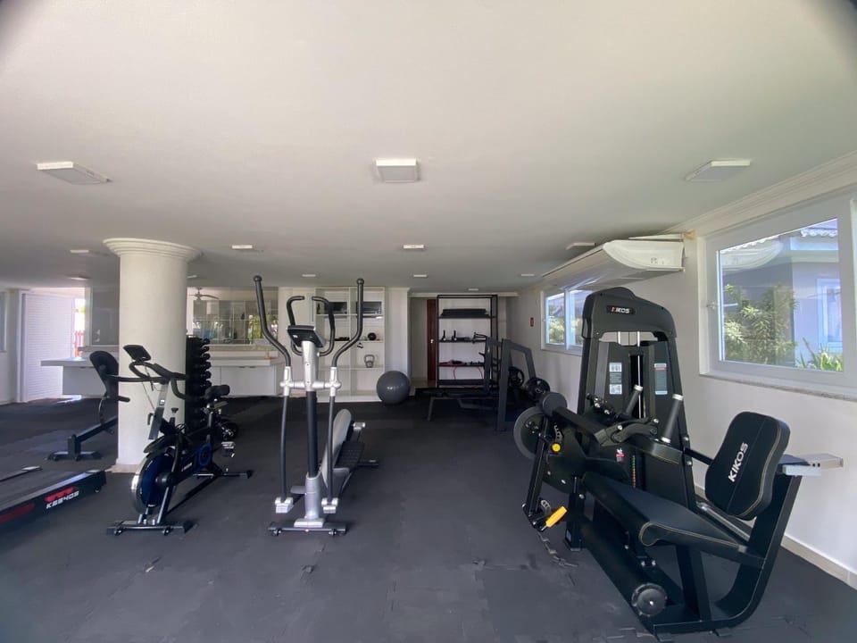 Casa toda climatizada com 2 suítes, gourmet privativo e internet 300MBPS no Residencial Monte das Oliveiras em Arraial D'Ajuda , condomínio com piscinas, sauna e portaria 24hrs. House in State of Bahia