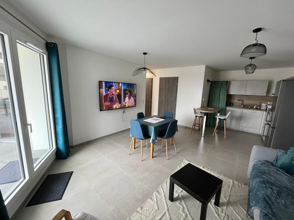 TV and multimedia, Living room, Dining area