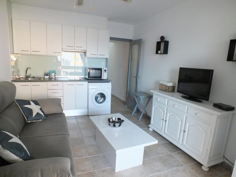 Appartement cosy à 50m de la plage avec climatisation et TV, 2/4 personnes Apartment in Roses