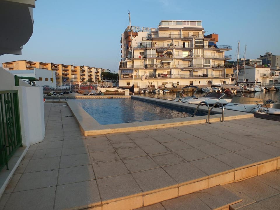 Apartamento en Roses con Piscina Comunitaria y Vista a la Costa - ES-204-44 Apartment in Roses