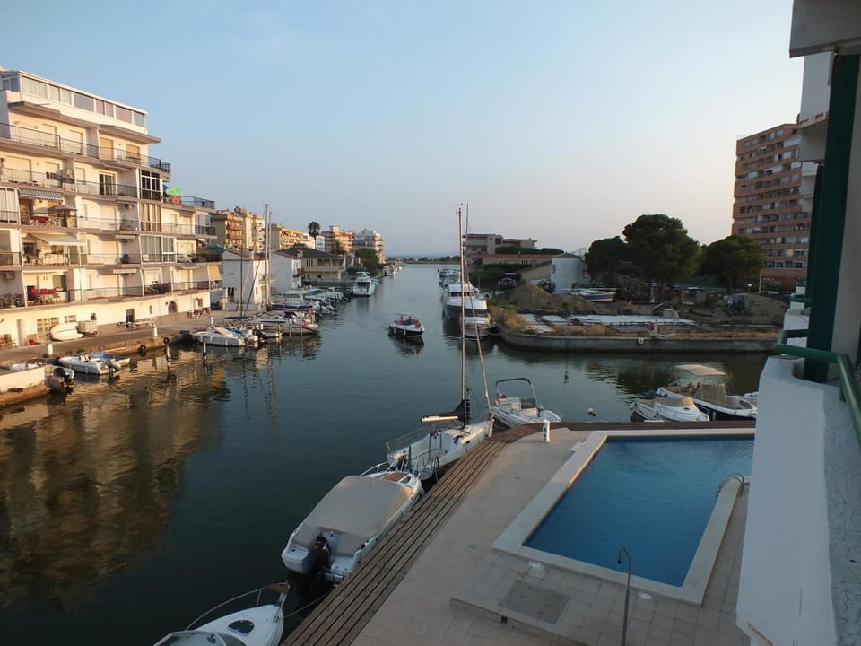 Apartamento en Roses con Piscina Comunitaria y Vista a la Costa - ES-204-44 Apartment in Roses