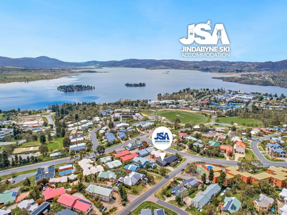 Bird's eye view, Lake view, Mountain view, Location