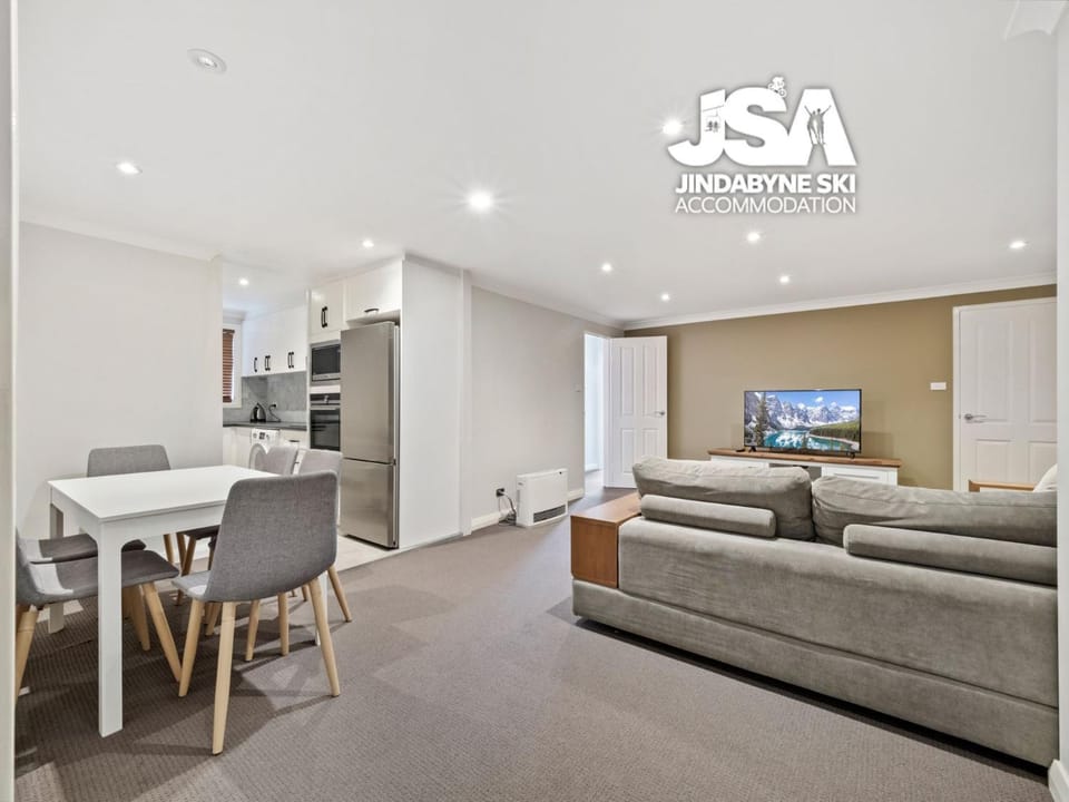 TV and multimedia, Kitchen or kitchenette, Living room, Seating area, Dining area, oven