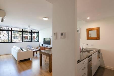 Treetops Erskineville Apartment w Parking & Aircon Apartment in Sydney