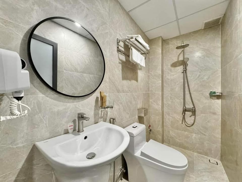 Shower, Toilet, Bathroom, bidet, towels