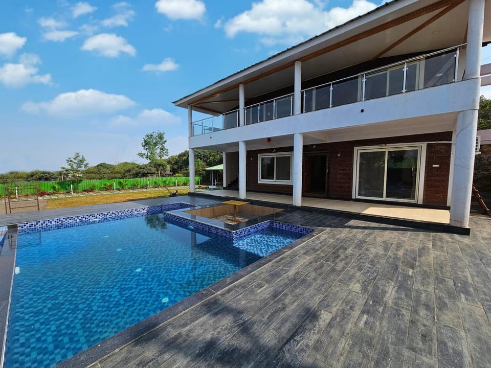 Property building, Day, Pool view, Swimming pool, sunbed